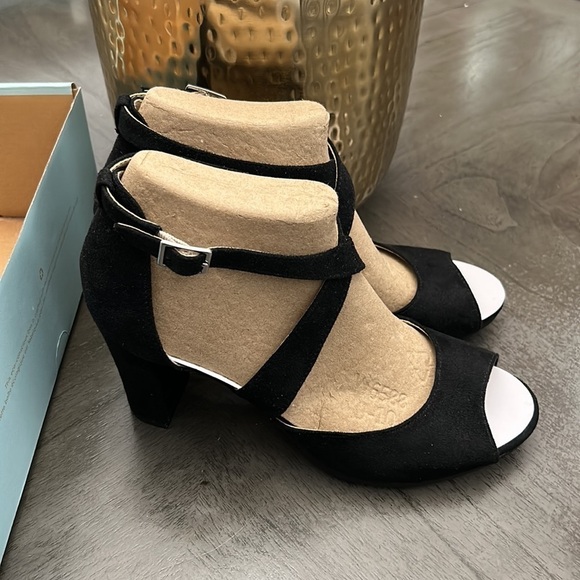 LIFESTRIDE Allison Strappy Dress Sandals - Picture 4 of 10